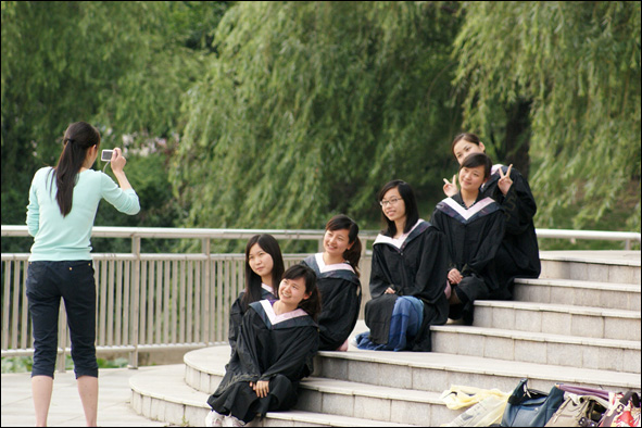 中文系毕业生身着学士服在校园留影。杨志远摄