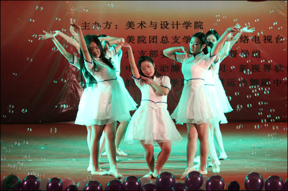 尹立洁/摄 舞蹈《落花情》