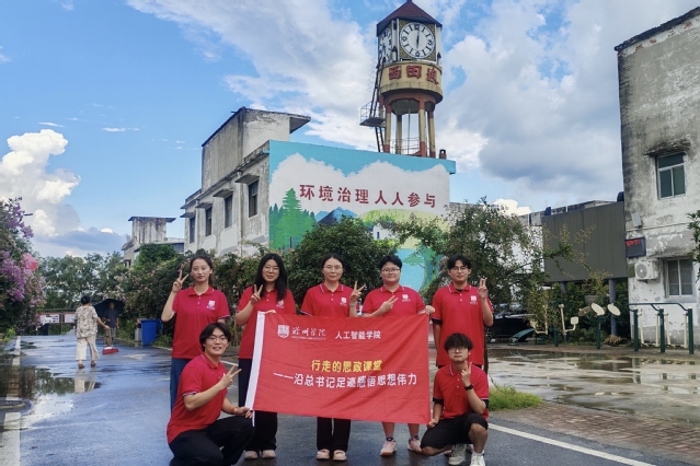 师生在西田坡庄台合影。 曹纯摄