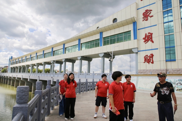 师生与蒙洼人民交谈学习。 曹纯摄