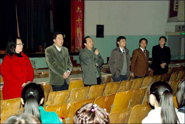 学校领导亲切看望和慰问参加艺术展演排练的演员